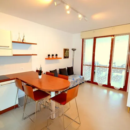 Spacious Flat With Pool View