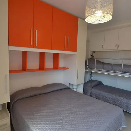 Spacious Flat With Pool View