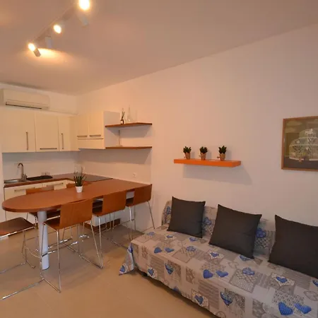 Spacious Flat With Pool View * بيبيوني