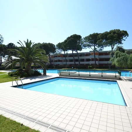 Spacious Flat With Pool View *