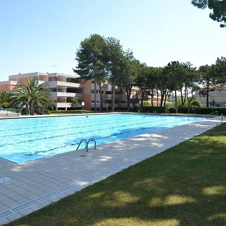 Spacious Flat With Pool View *