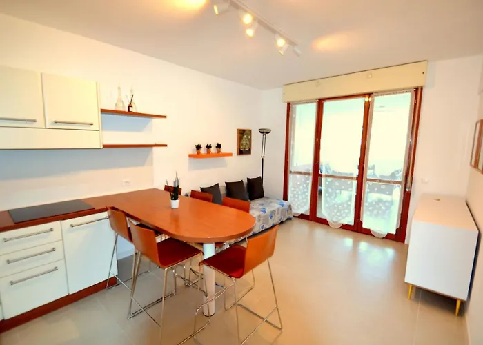 Spacious Flat With Pool View