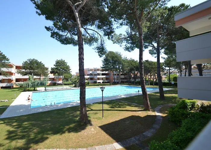 Spacious Flat With Pool View Apartment