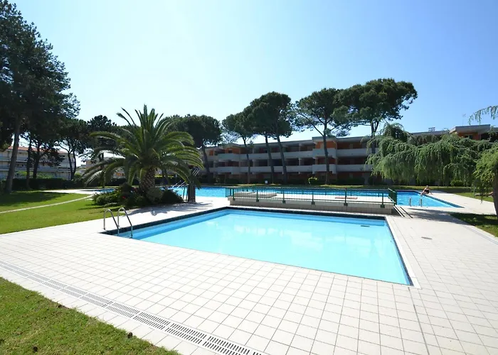 Spacious Flat With Pool View *