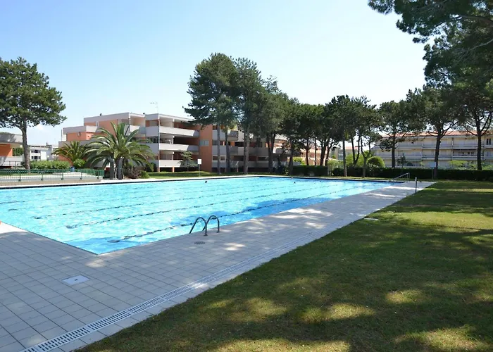 Spacious Flat With Pool View *